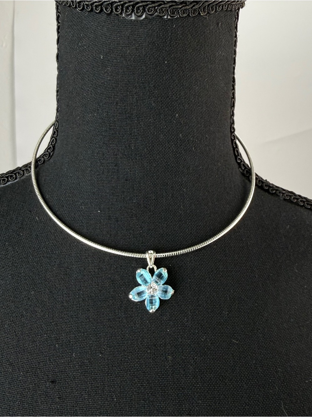 Avon Nina Ricci Light Blue Crystal Flower Silver Tone Coil Necklace